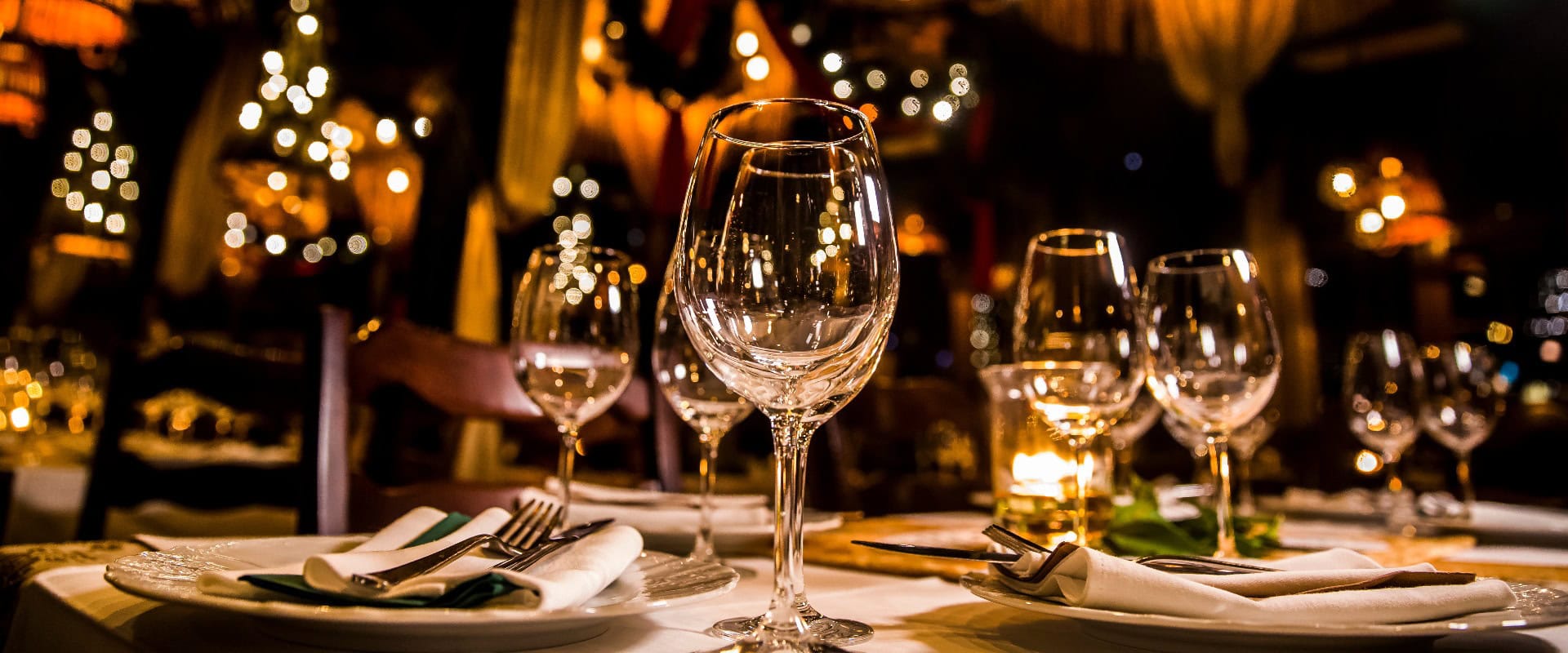 Luxuriöse, elegante Tischdekoration in einem Restaurant
